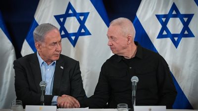 نتنياهو يصرخ في وجه وزير الحرب الإسرائيلي بسبب صفقة تبادل الأسرى (تفاصيل)