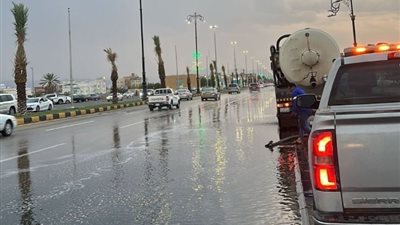 طقس السعودية، أمطار غزيرة وسيول تجتاح شوارع مدن المملكة
