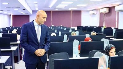 وزير التعليم يتفقد أعمال امتحان المتقدمين لمسابقة معلم مساعد