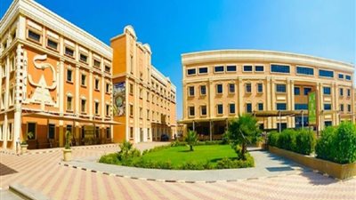 أدرس الصيدلة بـ120 ألف بجامعة الأهرام الكندية بدلا من 195 ألفا في الجامعة البريطانية