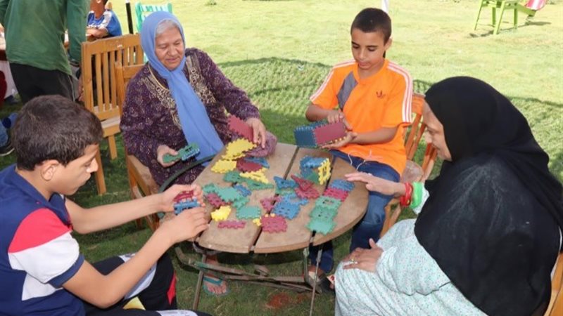 دمج الأيتام والمسنين