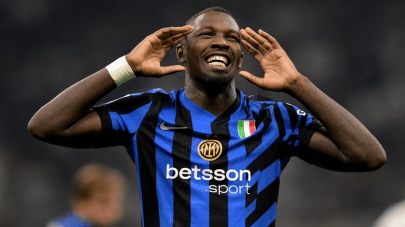 لاعب انتر ميلان