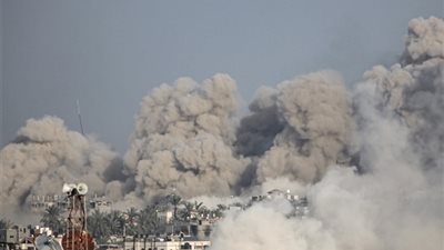 مشهد مستفز، جندي إسرائيلي يهدي تفجير أحد منازل غزة لحبيبته (فيديو)