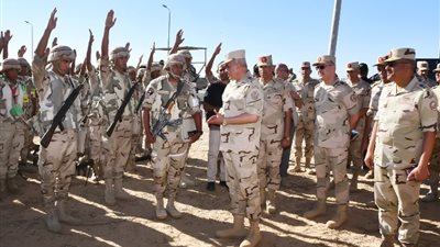 رئيس أركان حرب القوات المسلحة يتفقد إحدى نقاط تأمين خط الحدود الدولية ( صور)