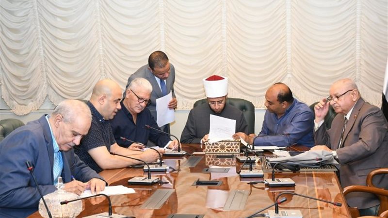 وزير الأوقاف يلتقي النواب