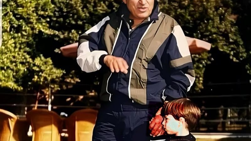 محمد حسني مع حفيده الراحل محمد علاء