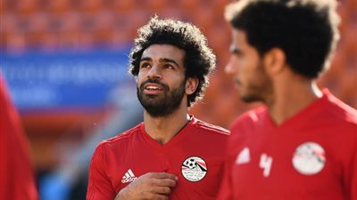 محمد صلاح يحتفل بزفاف عروسين أثناء معسكر المنتخب (فيديو)