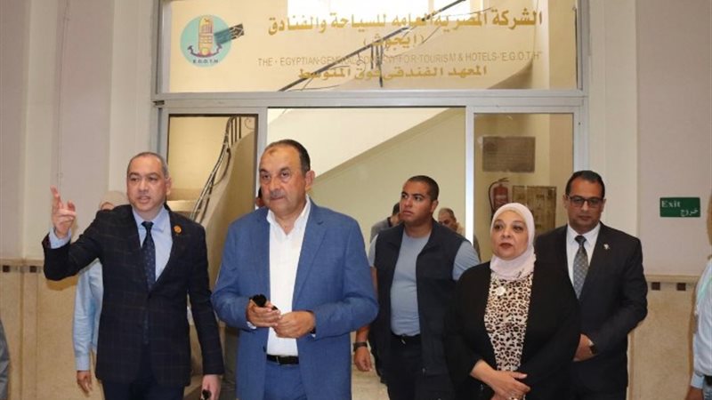 وزير قطاع الأعمال خلال الزيارة