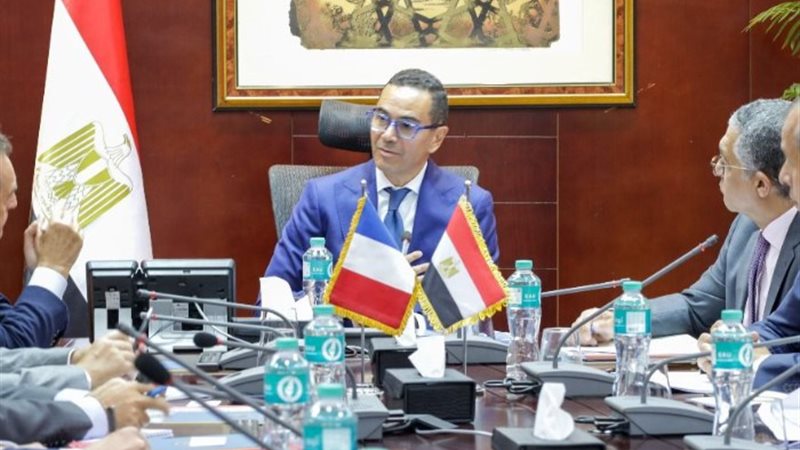 المهندس حسن الخطيب، وزير الاستثمار أثناء اللقاء