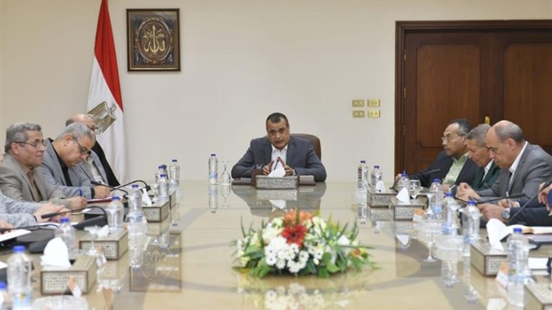 وزير الدولة للإنتاج الحربي يعقد اجتماعاً موسعاً لرؤساء مجال