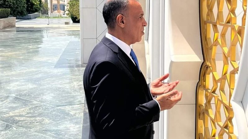 وزير الخارجية يزور قبر مؤسس دولة الإمارات