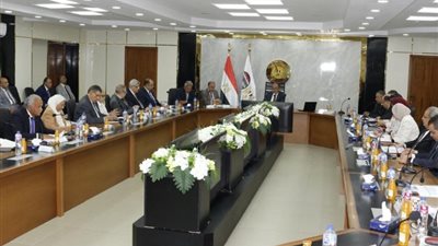 وزير قطاع الأعمال العام يترأس عمومية القابضة للأدوية والمستلزمات الطبية