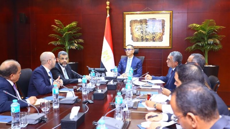 المهندس حسن الخطيب، وزير الاستثمار والتجارة الخارجية أثناء 