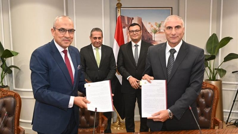 جانب من توقيع الاتفاقية