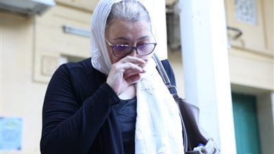 حنان سليمان تدخل في نوبة بكاء بجنازة ناهد رشدي (صور)