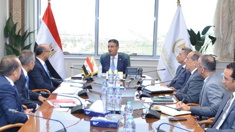 وزير التموين خلال لقائه بمجموعة صافولا