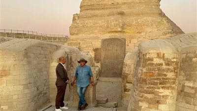 من أمام أبو الهول، زاهي حواس يقدم كتاب لستيفانو ريتشي مصمم الأزياء العالمي