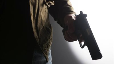 شاب يصيب صديقة بطلق ناري في سوهاج