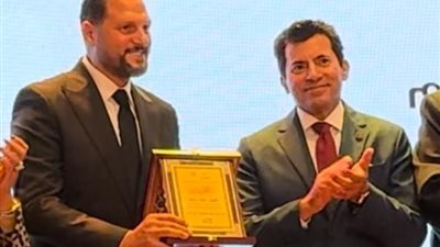 وزير الرياضة يكرم الفنان عماد زيادة عن دوره في «نعمة الأفوكاتو» (فيديو)