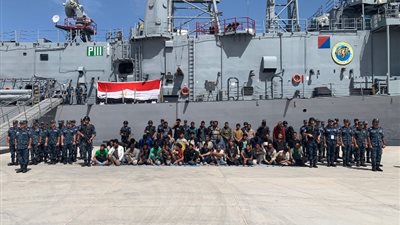 القوات البحرية تنقذ 45 شخصا على متن مركب هجرة غير شرعية فى السلوم