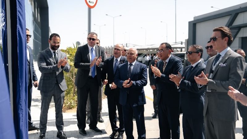 رئيس الوزراء خلال زيارتة لمجمع بيكو الصناعي