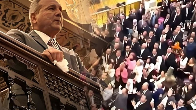 محمد الأتربي رئيس بنك مصر السابق متأثراً برحيلة من البنك