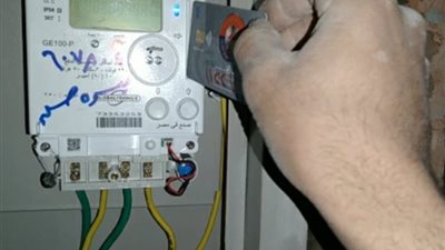 الكهرباء تستجيب لطلبات شركات التوزيع وتبدأ تغيير العدادات القديمة إلى كودية