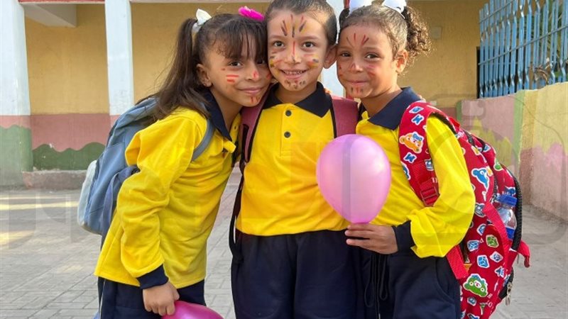طلاب أول يوم دراسة