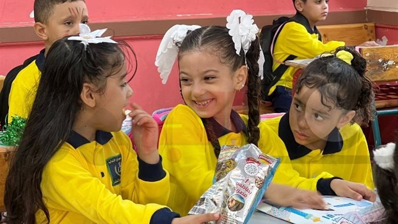 تلاميذ المدارس في أول يوم دراسة