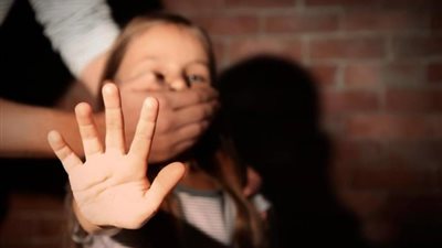 بعد ساعات، محاكمة المتهم بالتعدي على طفلة بمدخل عقار في المعادي