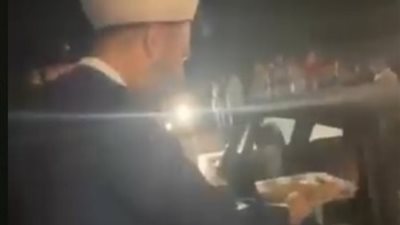 أهالي طرابلس في الشمال اللبناني يستقبلون نازحي الجنوب بالوجبات والمياه (فيديو)