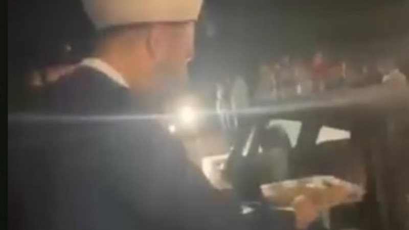 أهالي طرابلس في الشمال اللبناني يستقبلون نازحين الجنوب