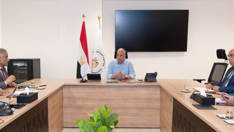 وزير الموارد المائية والري خلال الاجتماع