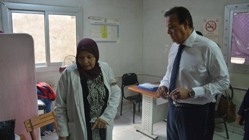 وزير الصحة خلال الجولة