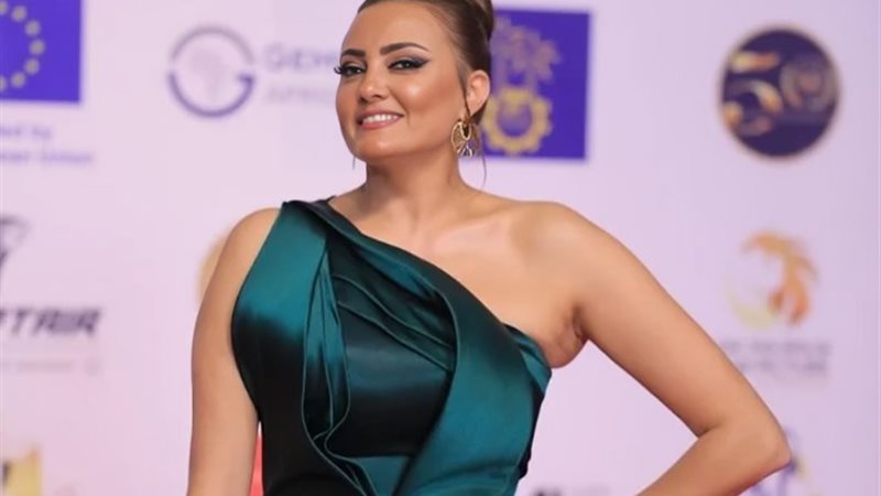 الفنانة بشرى