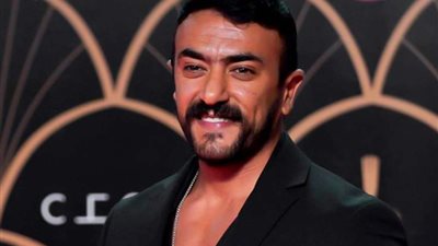 أحمد العوضي يدخل في نوبة بكاء بسبب فيديو لنور الشريف بـAI