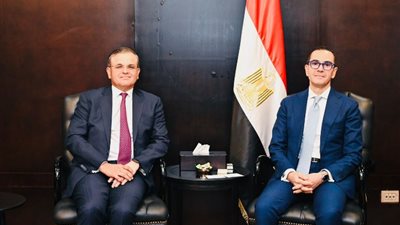 حسن الخطيب يبحث مع «ستاندرد تشارترد» فرص الاستثمار في مصر