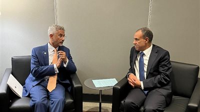 وزير الخارجية يلتقي نظيره الهِندي لتعزيز العلاقات التجارية والاستثمارية