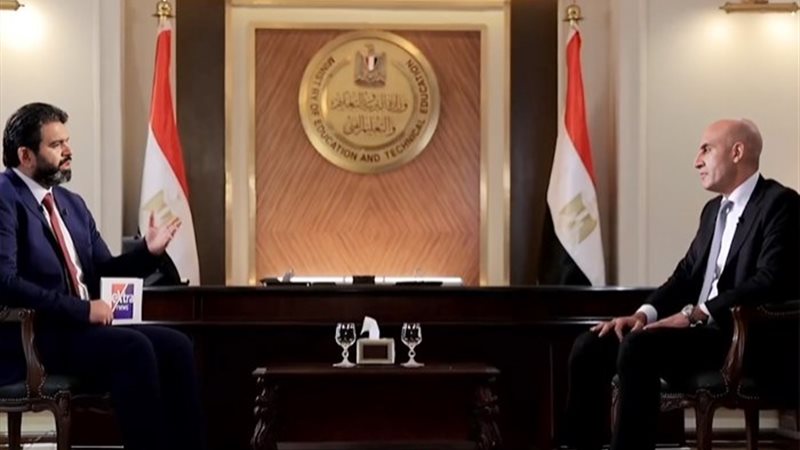 محمد عبد اللطيف وزير التربية والتعليم مع الإعلامي أحمد الطا