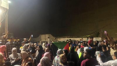 مسيرة احتفالية لمئات السودانيين بالجيزة بعد انتشار أنباء عن تحرير مصفاة الجيلي