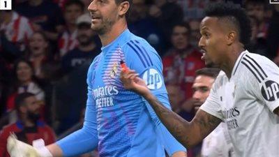 الحكم يوقف مباراة ريال مدريد وأتليتكو مدريد بسبب مقذوفات الجماهير (فيديو)