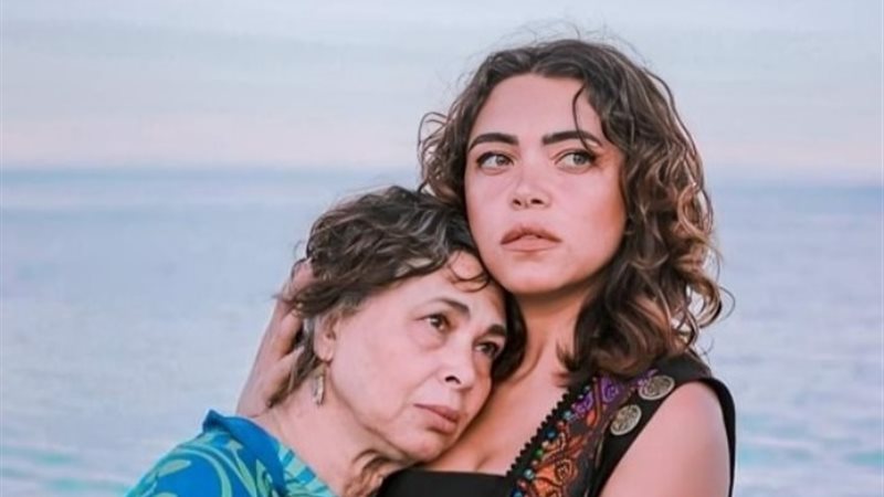 لبنى ونس وابنتها