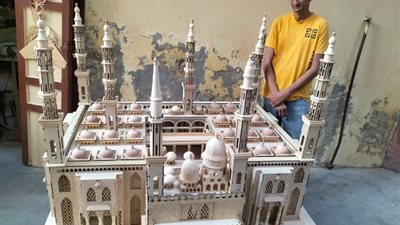 نحات بدرجة فنان، سيد بيعمل بالخشب مجسمات تبهرك (فيديو)