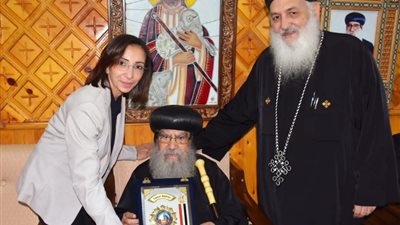 چاكلين عازر تمنح درع محافظة البحيرة لنيافة الأنبا باخوميوس