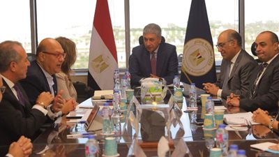 لبحث سبل التعاون، وزير السياحة يلتقي الرئيس التنفيذي لغرفة التجارة الأمريكية في مصر