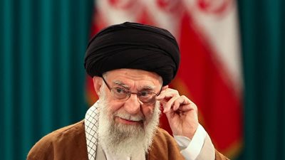خامنئي يشيد بالهجوم الصاروخي والحرس الثوري يهدد بضربات جديدة ضد إسرائيل