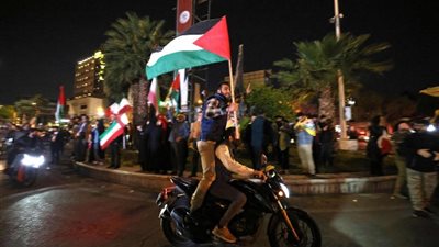 «بالألعاب النارية» الشارع الإيراني يحتفل بالرد على إسرائيل