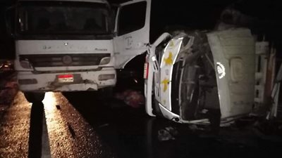 مصرع شخصين وإصابة آخر أثر حادث تصادم سيارتين نقل بالطريق الدولي الساحلي