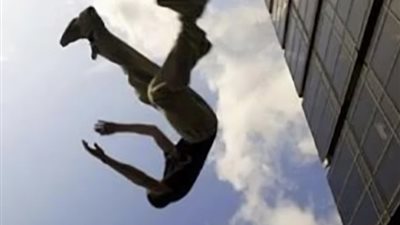 بسبب أزمة نفسية، مبرمج كمبيوتر ينهي حياته قفزاً في العجوزة