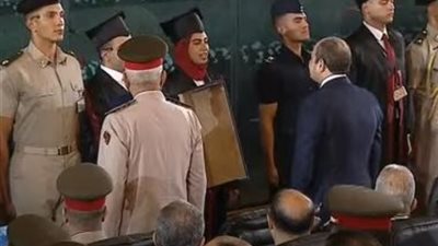 أوائل الكليات العسكرية يقدمون درع الجامعات للرئيس السيسي